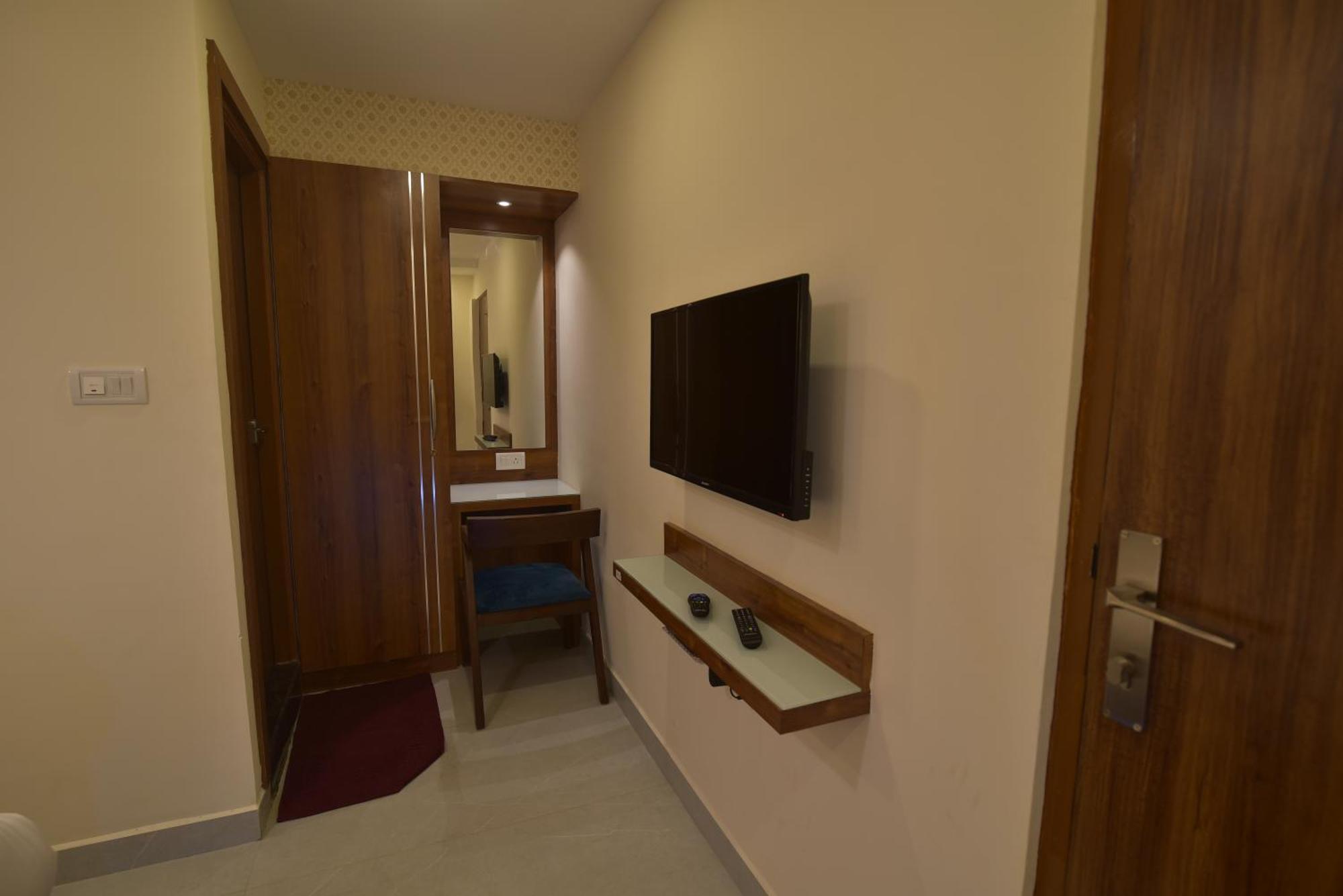 Address 24 Inn Бенґалуру Екстер'єр фото